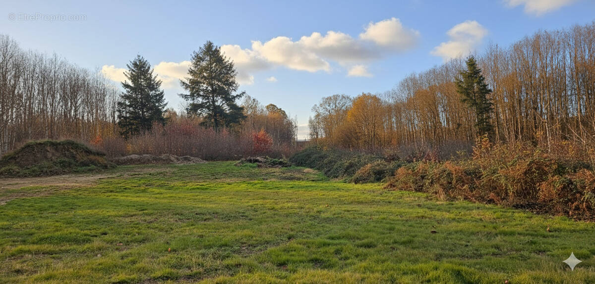 Photo 1 - Terrain à SAINT-YRIEIX-LA-PERCHE