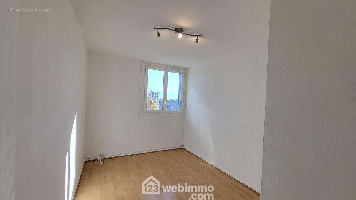 La première chambre avec un placard. Possibilité d&#039;ouverture sur le séjour - Appartement à FONTAINE