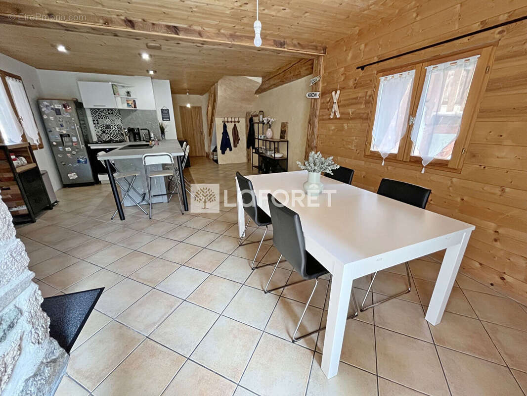 73600 Hautecour Maison T5 de115m², garage, cave, terrasse et jardinet - photo 8