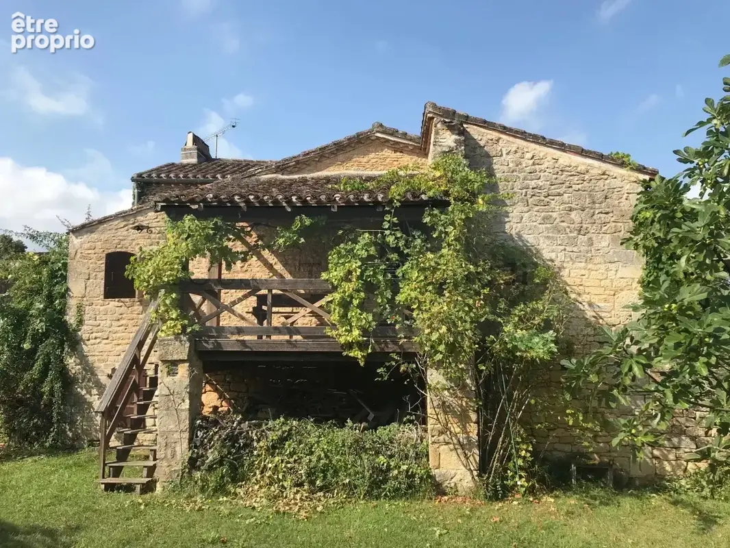 Superbe propriete en pierre dependances sur un terrain attenant de 472 m².  situation dans un petit hameau. - photo 6