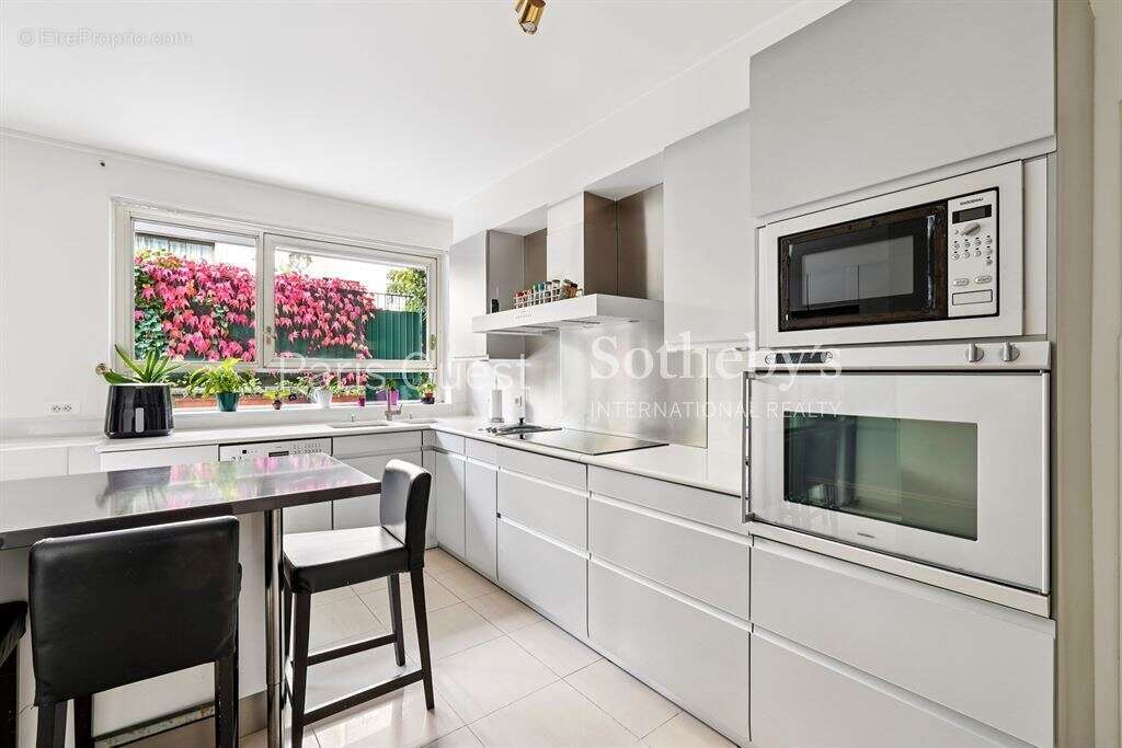 Appartement à NEUILLY-SUR-SEINE
