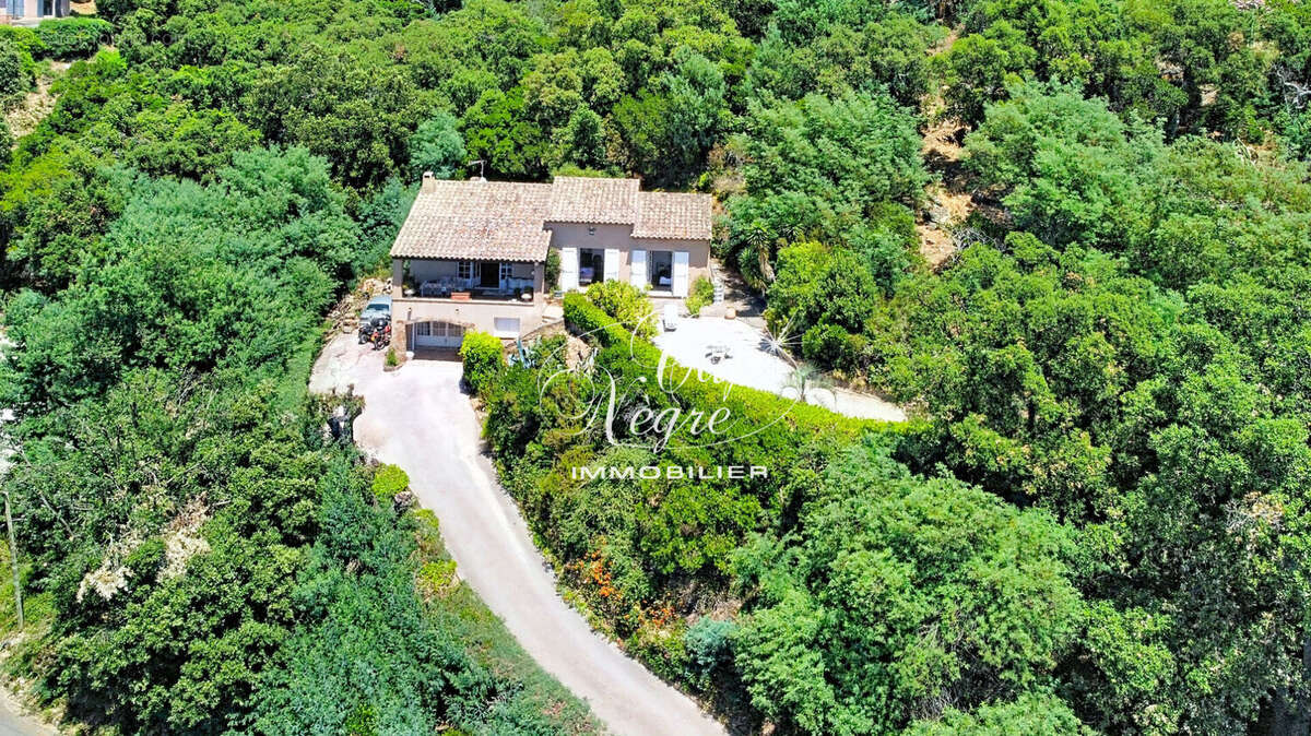 Villa provençale disposant d'une magnifique vue sur la mer - photo 2