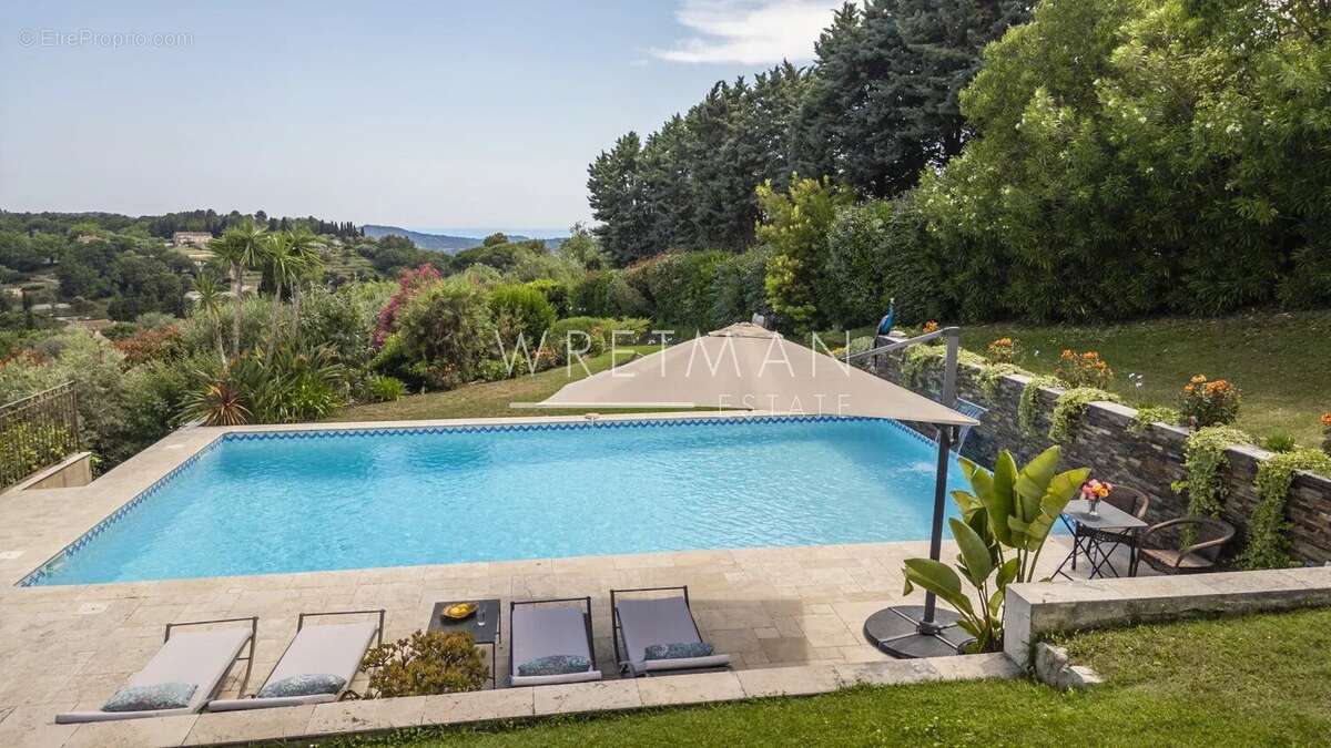 Maison à CHATEAUNEUF-GRASSE