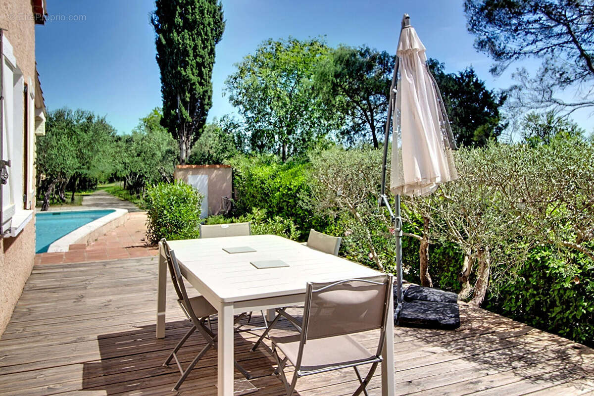 A VENDRE à LORGUES ! Maison de type T6 pièces  de 144 m² + piscine + garage sur un terrain de 1692m² - photo 25