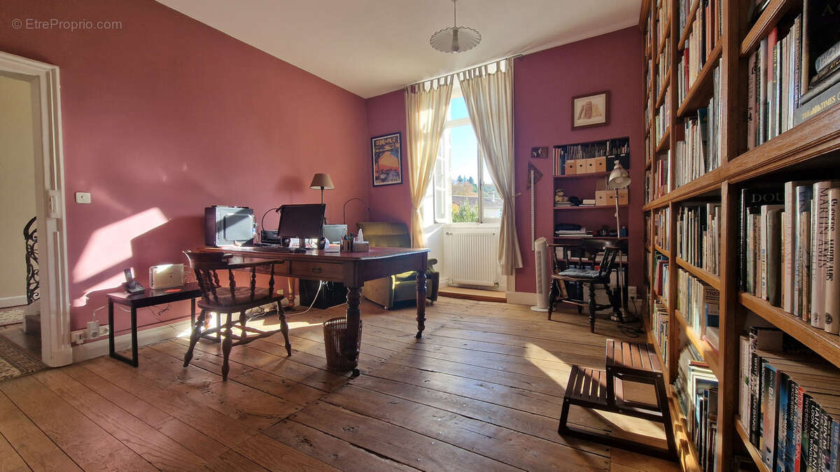 Maison à VILLEBOIS-LAVALETTE