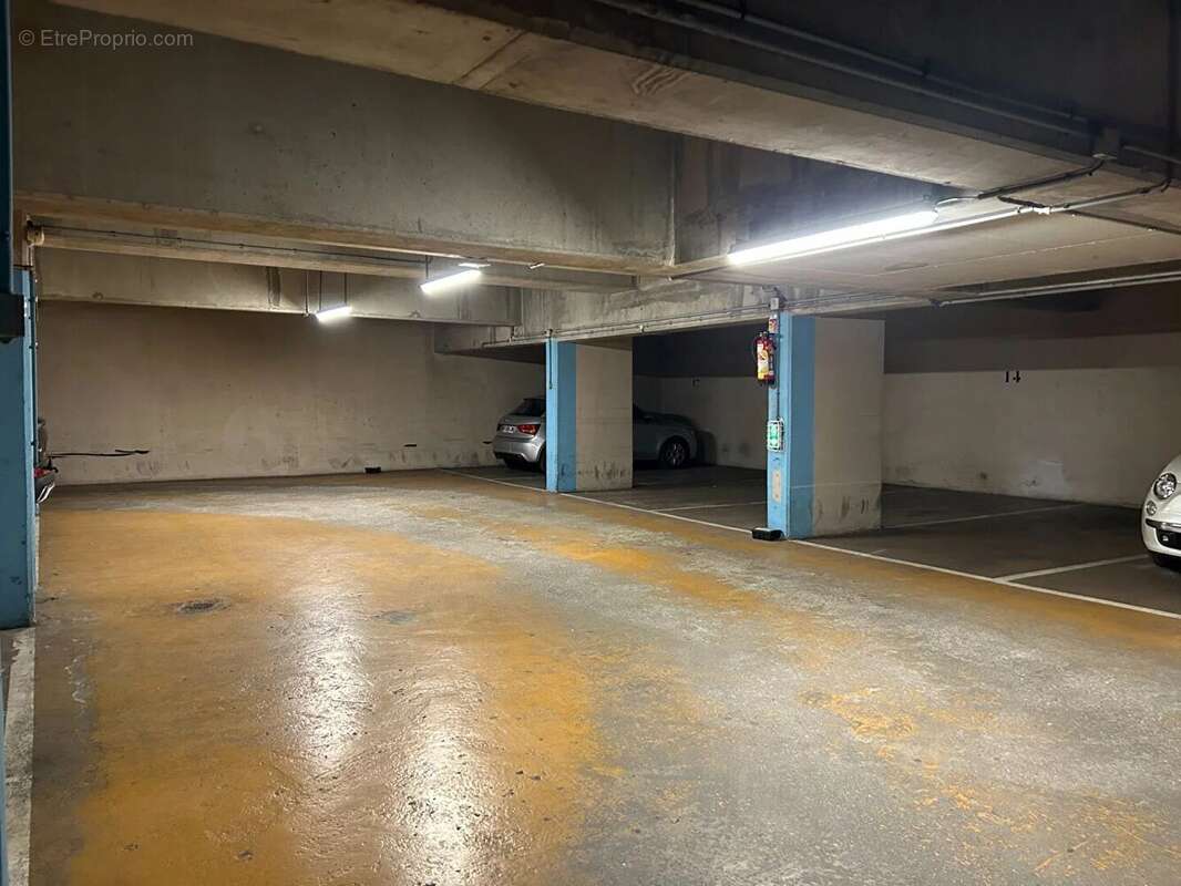 Parking à PARIS-17E