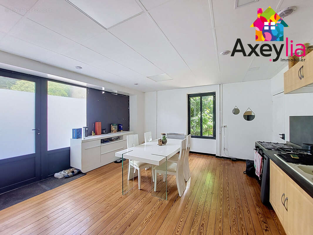 A vendre - iguerande - demeure familiale ou rente locative, dependances et terrain - photo 2