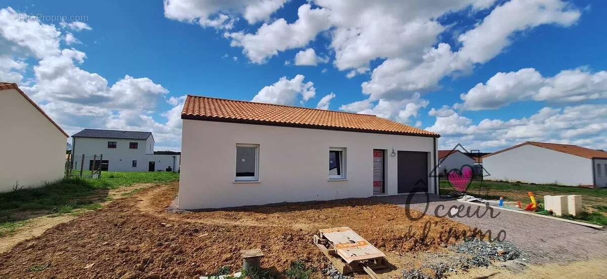 Maison à SAINT-MACAIRE-EN-MAUGES