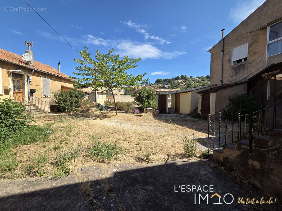 Maison avec extérieur, garage, terrain constructible et fort potentiel à deux pas du centre-ville d'Apt - photo 8
