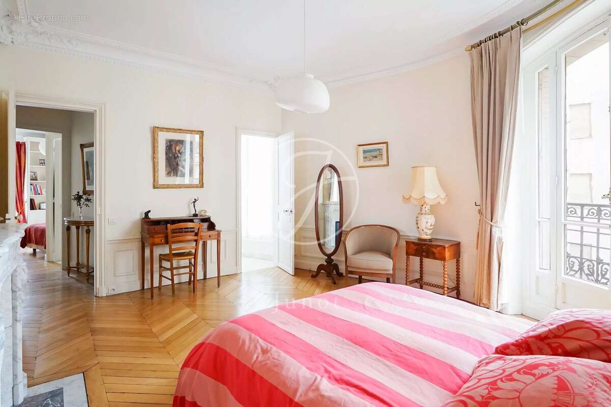 Appartement à PARIS-7E