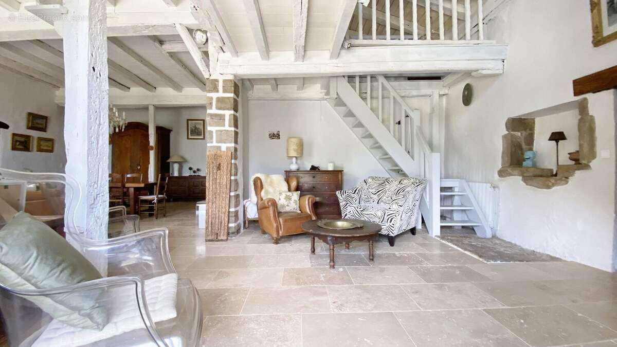 Superbe maison de caractere du 18ème de type t7 de 275 m2 + exceptionnelle dependance de 117 m2 comprenant veranda, open space,  - photo 7