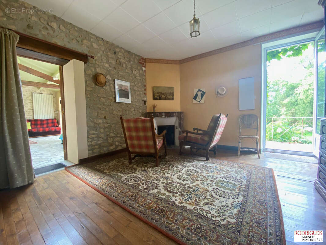 Maison à MONTREUIL-BONNIN