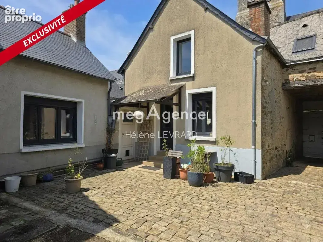 Proche Sainte-Suzanne : maison en cours de rénovation - photo 1