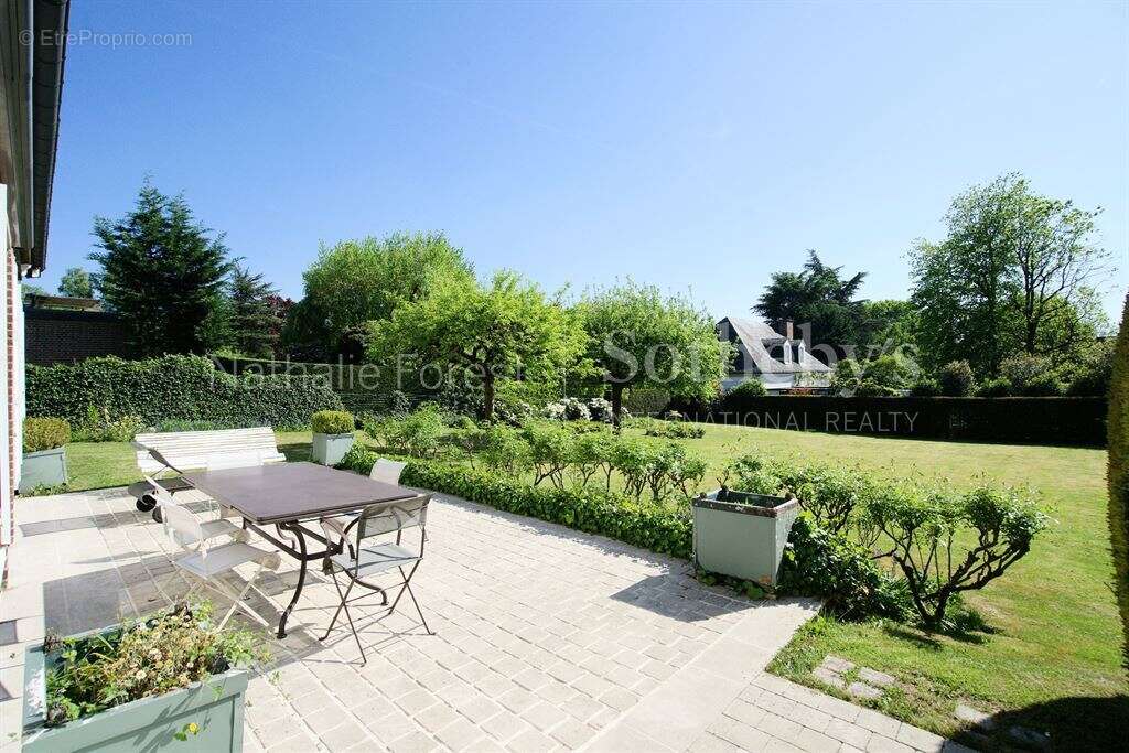 En Exclusivité, Croix résidentiel , élégante maison Maillard , 6 ch, bureau , érigée sur 2159 m2 de - photo 6