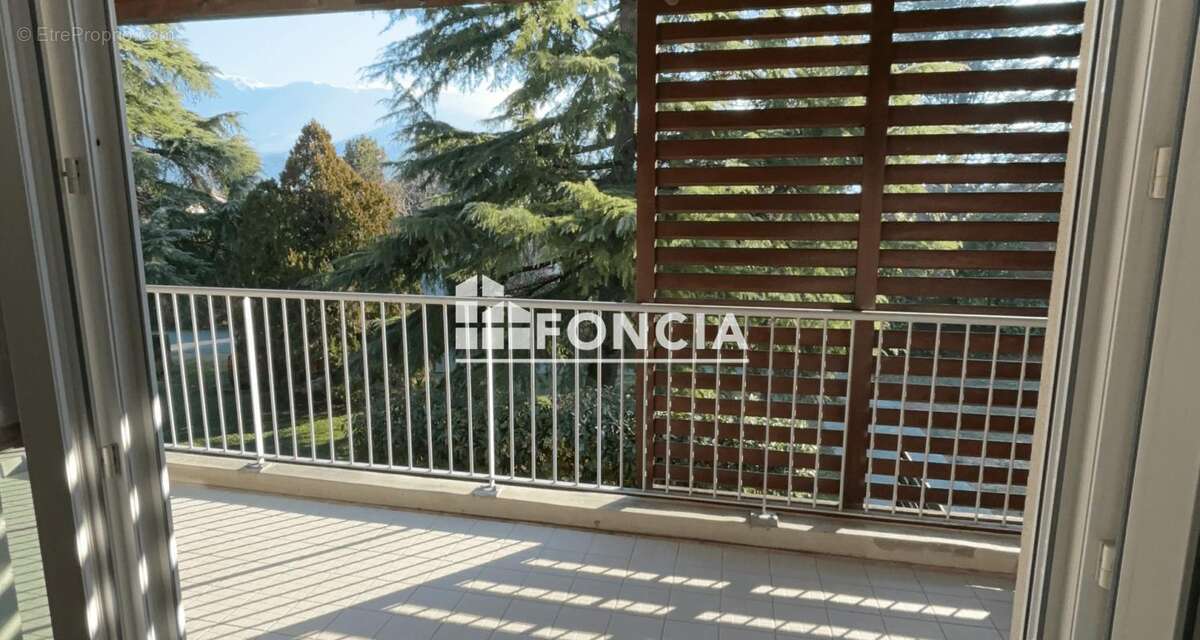 À vendre ,Spacieux T4 dans résidence recherchée avec vue exceptionnelle sur Belledonne - photo 2