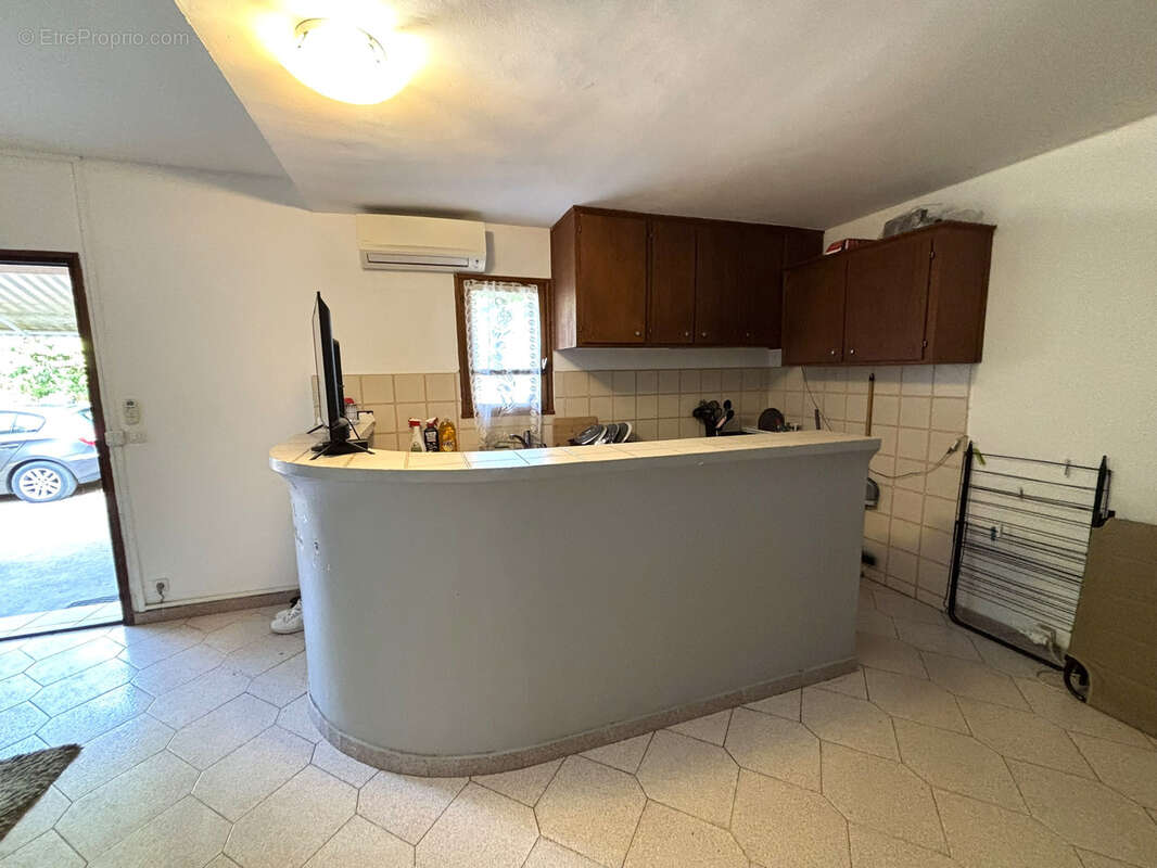 Villa avec plusieurs appartements située dans un quartier calme de Porto Vecchio. - photo 18