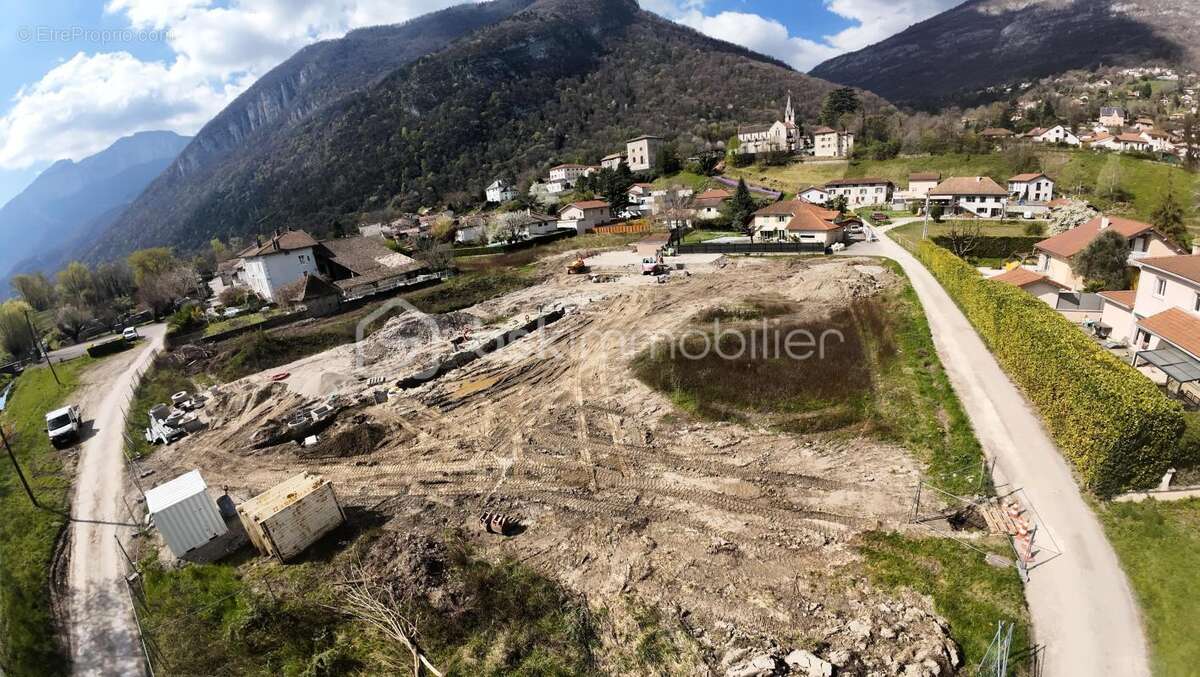 Terrain à VEUREY-VOROIZE