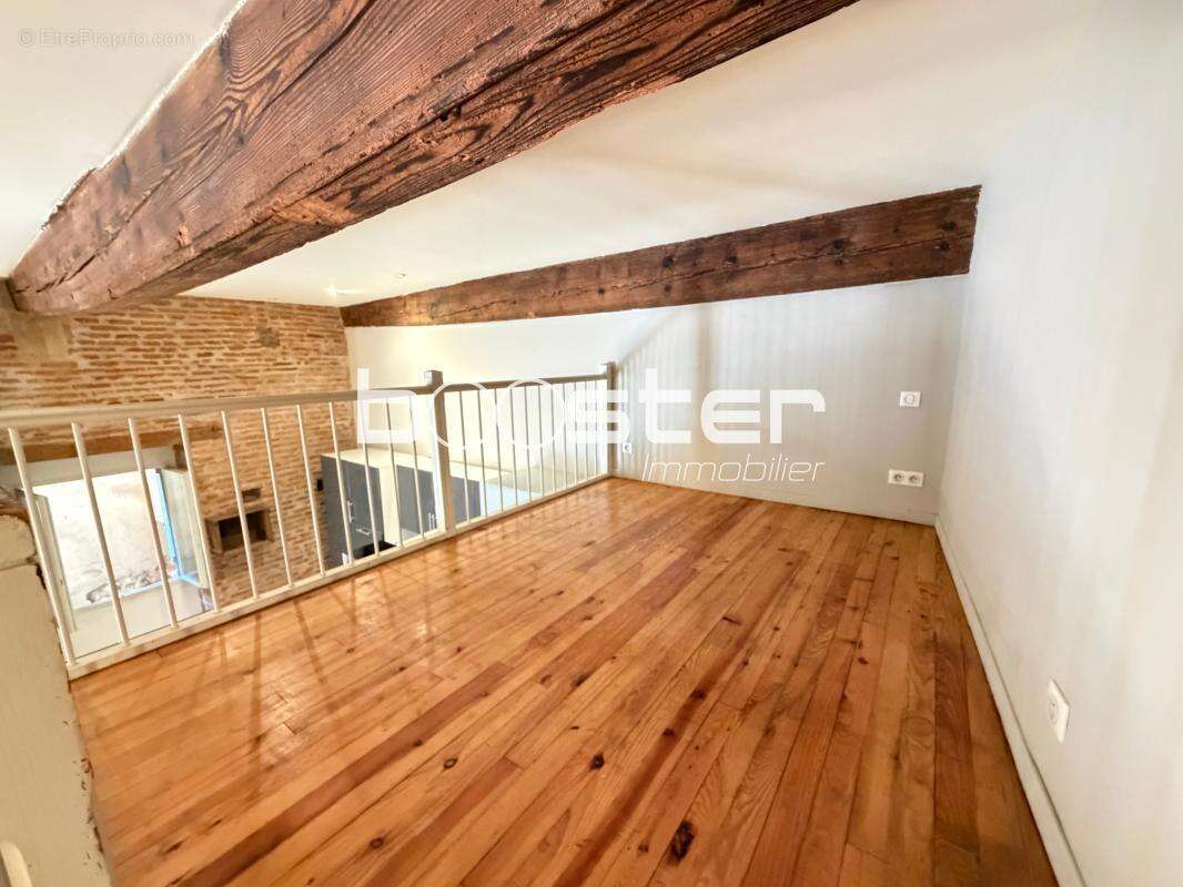 UNIQUEMENT CHEZ BOOSTER !!! Grande surface de type 3 Pièces, esprit loft avec mezzanine et poutres apparentes, cœur historique d - photo 5