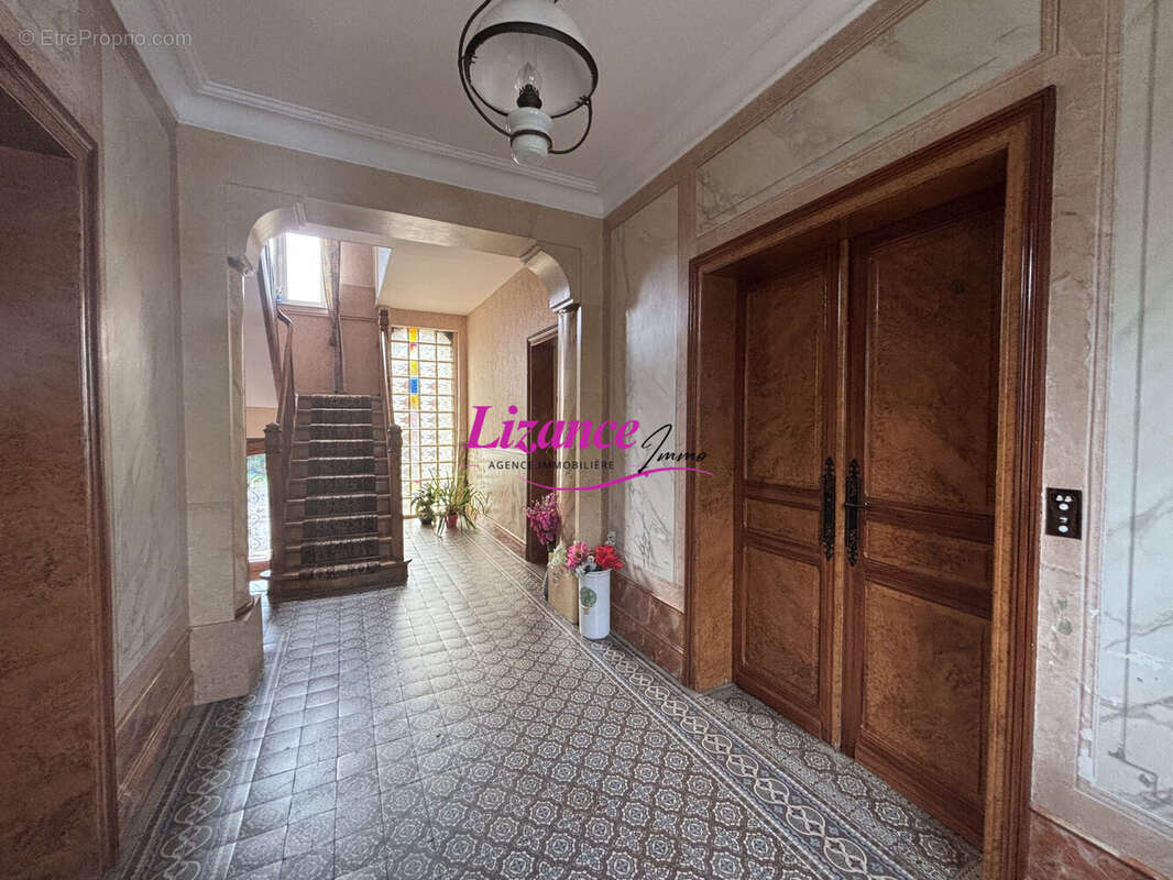 Maison 238 m² à Fins  - photo 4
