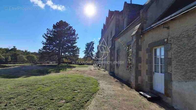 Exceptionnel château XV-XVI et XIXe avec son hameau et ses 108 hectares avec possibilité d’acheter 200ha attenants supplémentair - photo 6