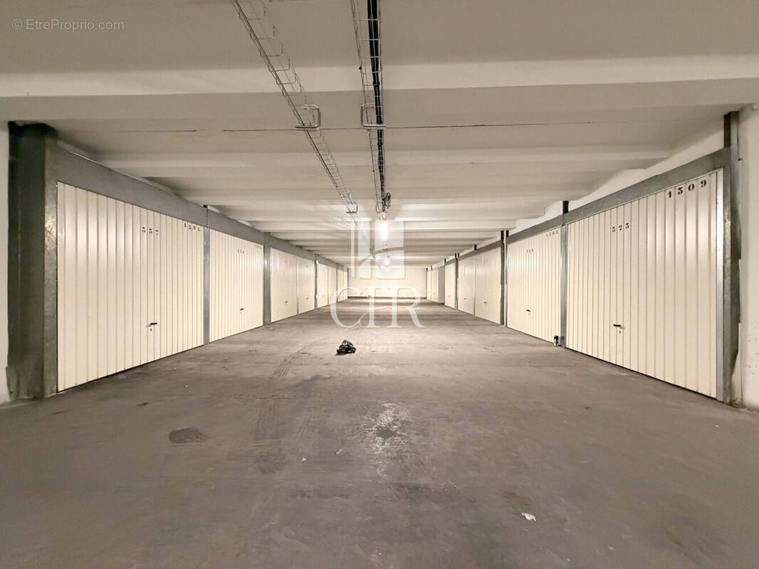 Parking à PARIS-11E