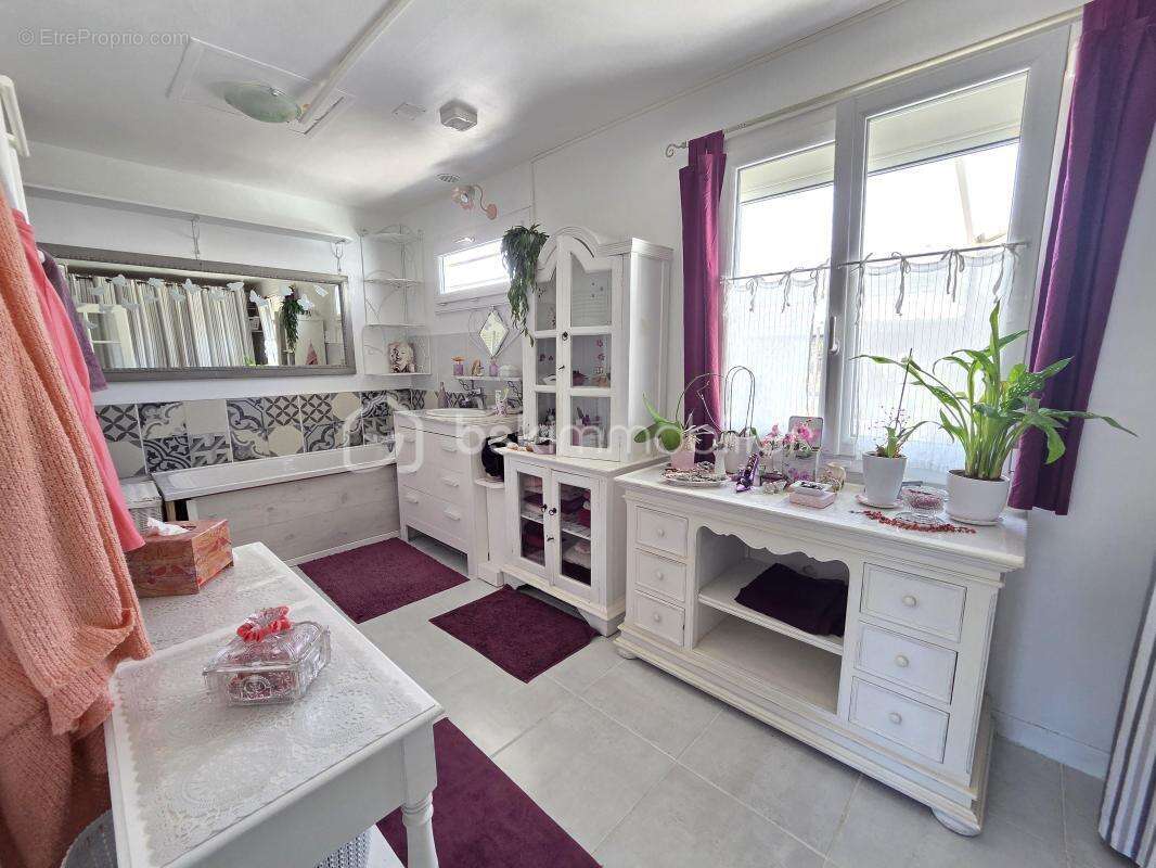 Magnifique Pavillon de plain pied de 149m² avec patio et dépendances à Avril sur Loire - photo 10