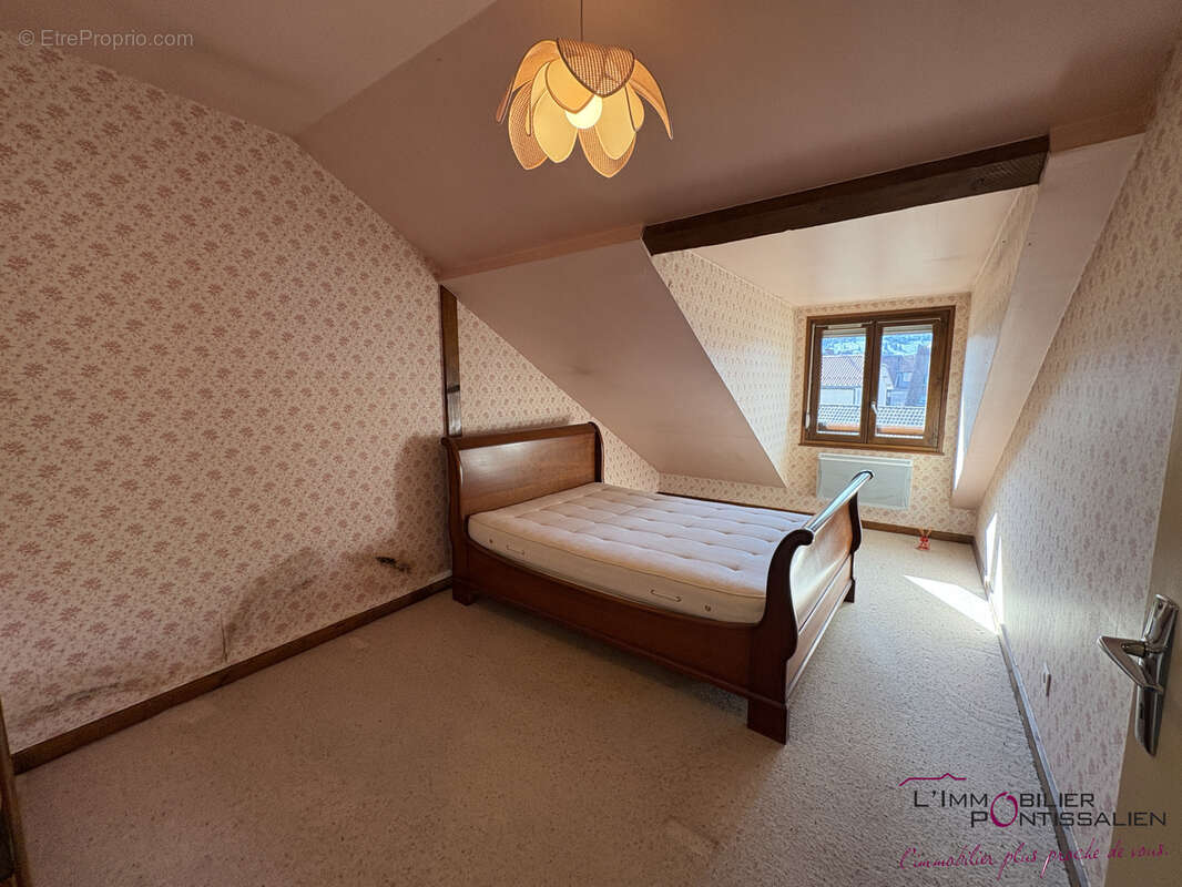 Pontarlier - centre ville : appartement de type 4 avec cave et garage - photo 4
