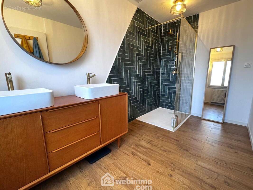 A l'étage, nous retrouvons cette belle salle de douche - Maison à BONDOUFLE