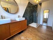 A l'étage, nous retrouvons cette belle salle de douche - Maison à BONDOUFLE