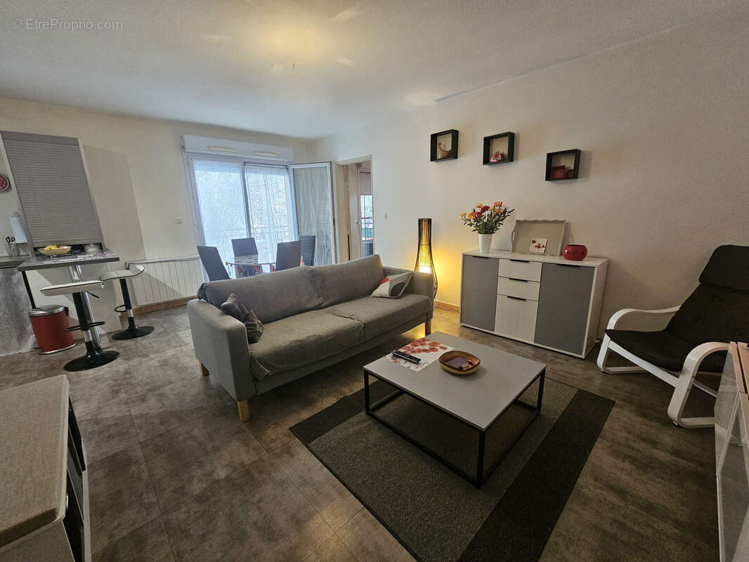 Appartement à LA ROQUE-D'ANTHERON