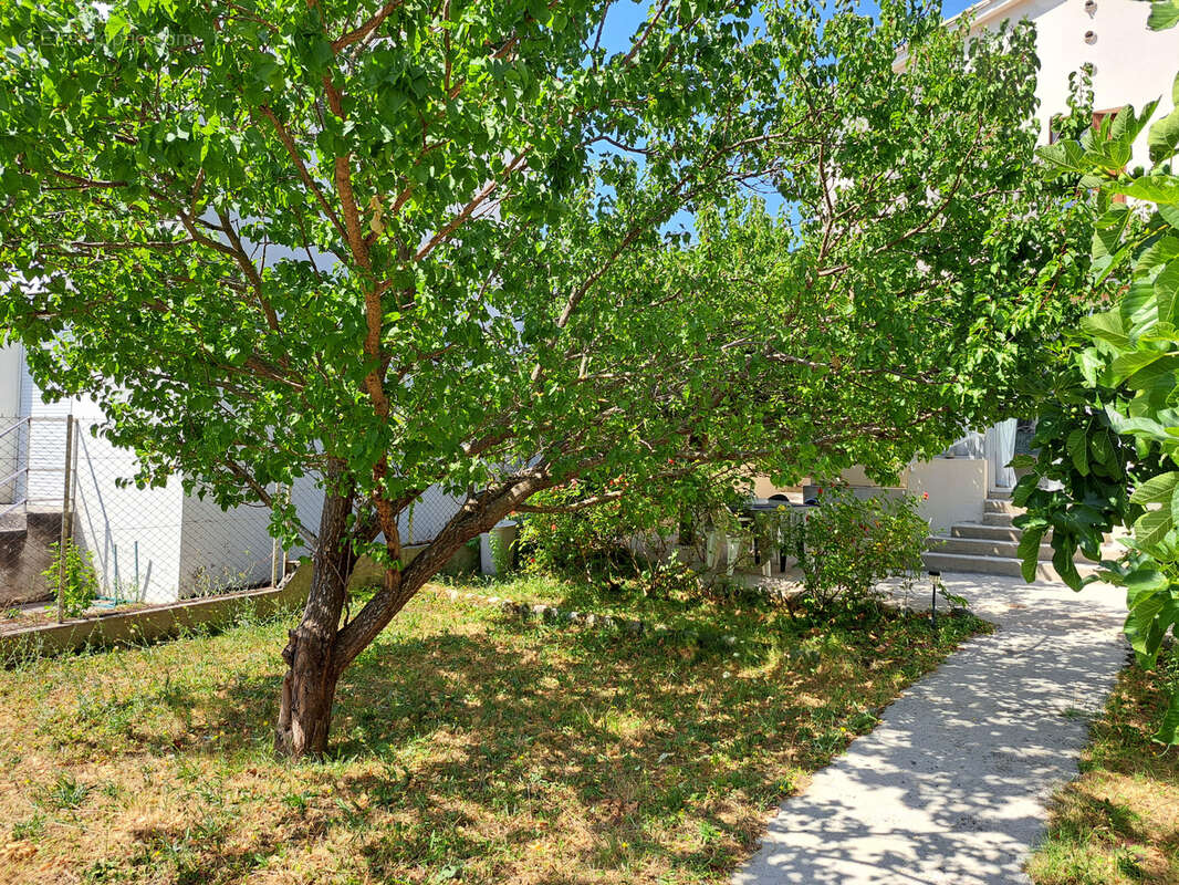Maison très lumineuse sur un terrain clos de 304m2 avec un garage. - photo 23