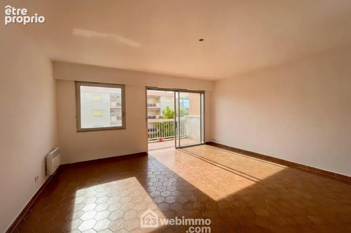 Séjour lumineux ouvrant directement sur l?extérieur.