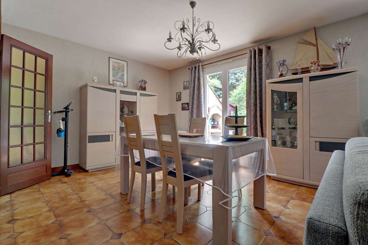 Maison à JOUY-LE-MOUTIER