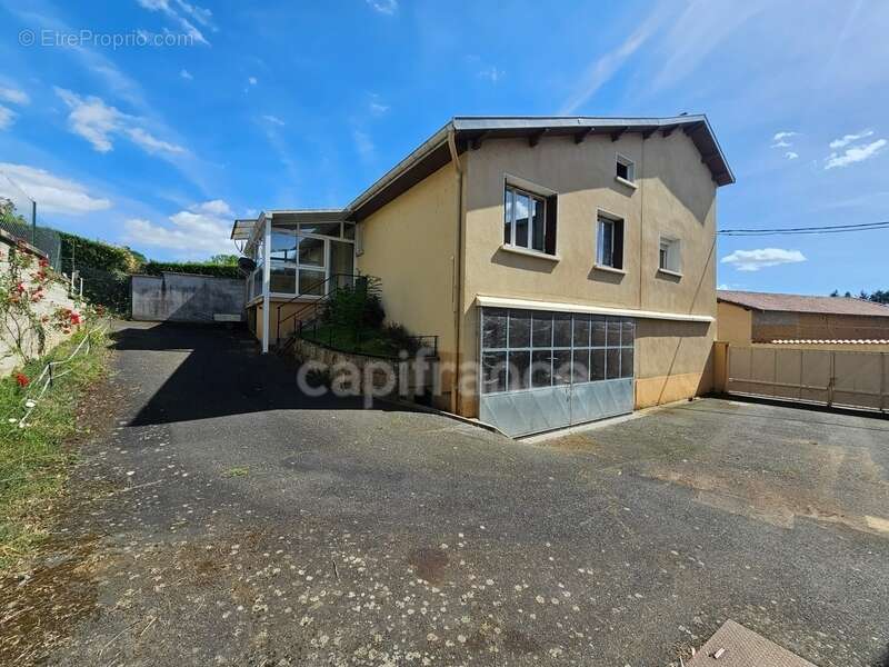 Maison à vendre 8 pièces avec sous-sol garage et dépendances et jardin de 1000 m² CHAMBOST LONGESSAIGNE (69) - photo 5