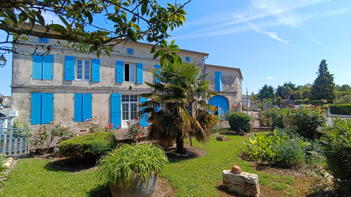 Maison à SAINT-GENIS-DE-SAINTONGE