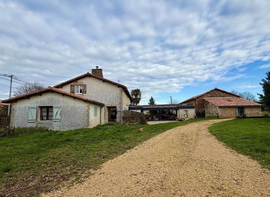 Grande ferme en pierre rénovée avec terrain et dépendances - photo 12
