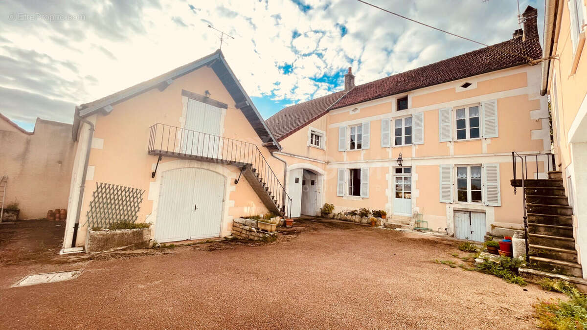 Maison 212 m² à Courgis  - photo 4