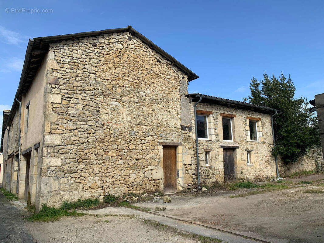 Parking à SAUVETERRE-DE-GUYENNE