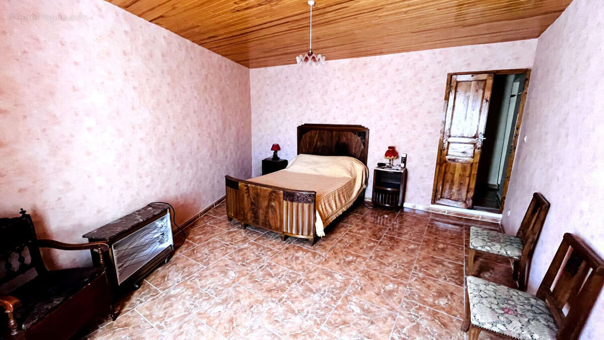 Maison à MONTOULIERS