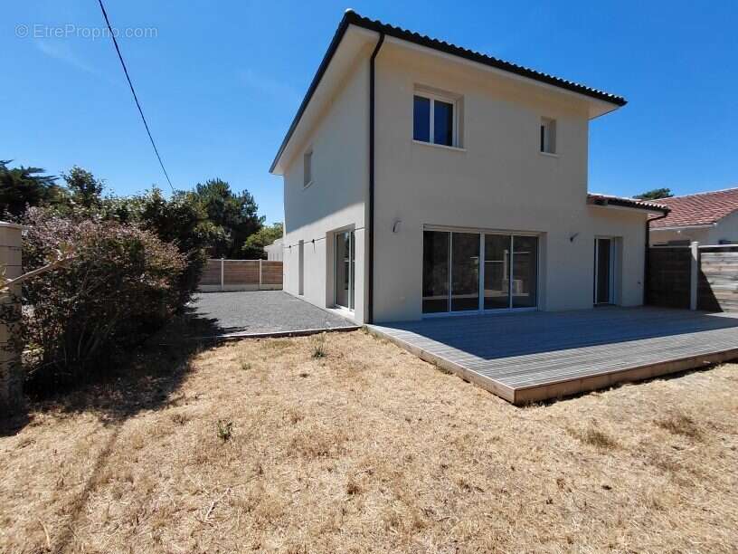 Maison à VENDAYS-MONTALIVET