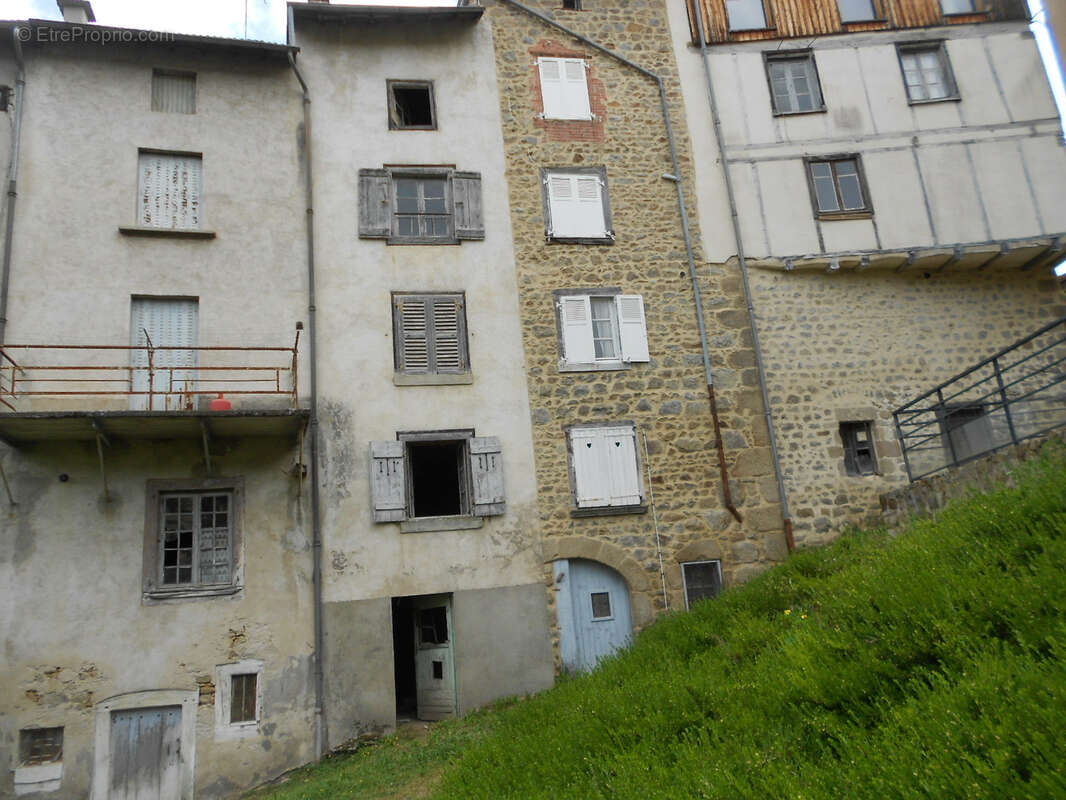 Maison de village mitoyenne d'environ 43m2, sur 3 niveaux à Olliergues - photo 9