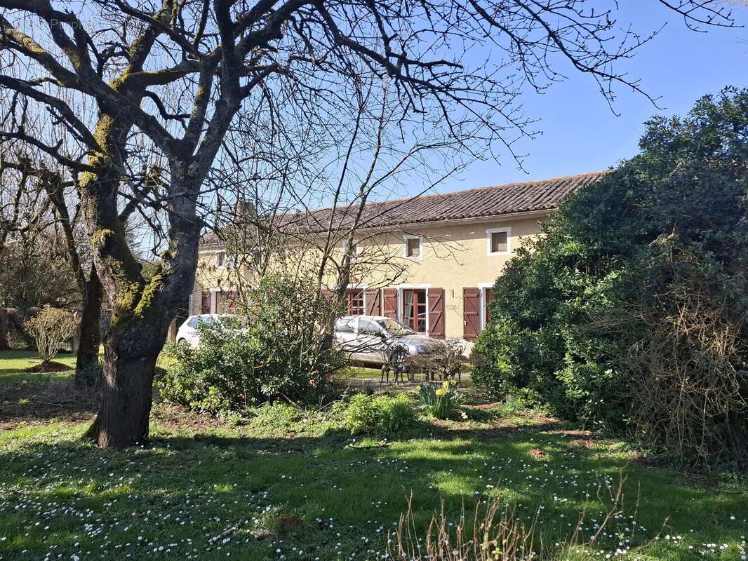 Maison à CLUSSAIS-LA-POMMERAIE