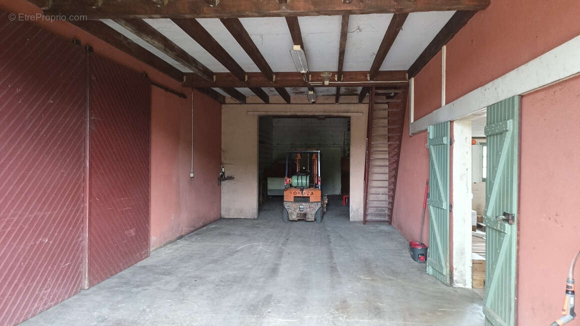 33  Ensemble immobilier, bati en R2, annexes et terrain de 15 000 m2 - photo 4