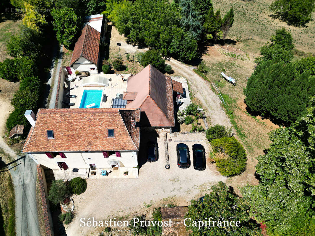 Dpt Dordogne (24), à vendre 11 pièces proche Thiviers (24) propriété de 325 m², terrain 22200 m², dépendance, piscine - photo 2