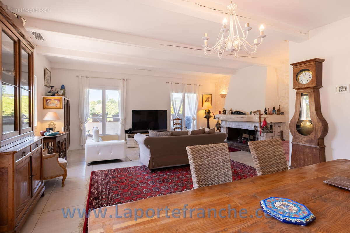 Saint-Paul de Vence Haut de Villa 140 m2, 4 pièces avec Terrasses et Jardin - photo 6