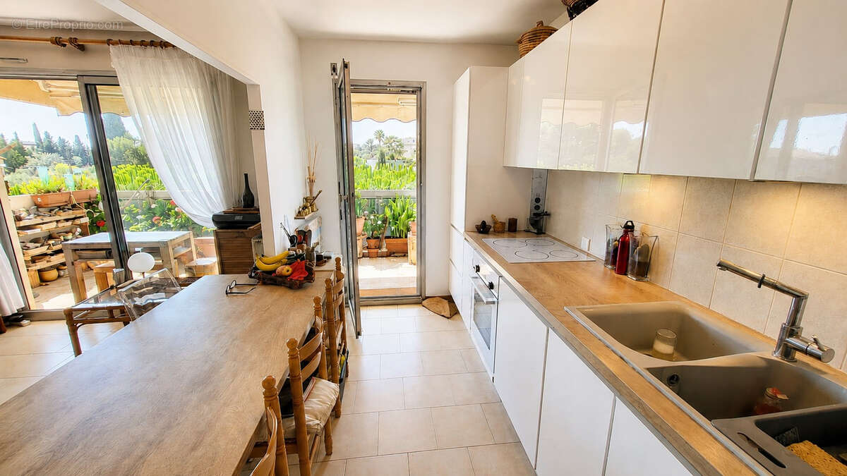 Antibes Combes - Appartement d'angle  3 pièces 65 m2 - Dernier étage - photo 5