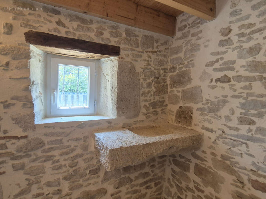 Maison en pierre de 209 m2 avec piscine et dépendances sur un terrain clos de 7075 m2 - photo 6
