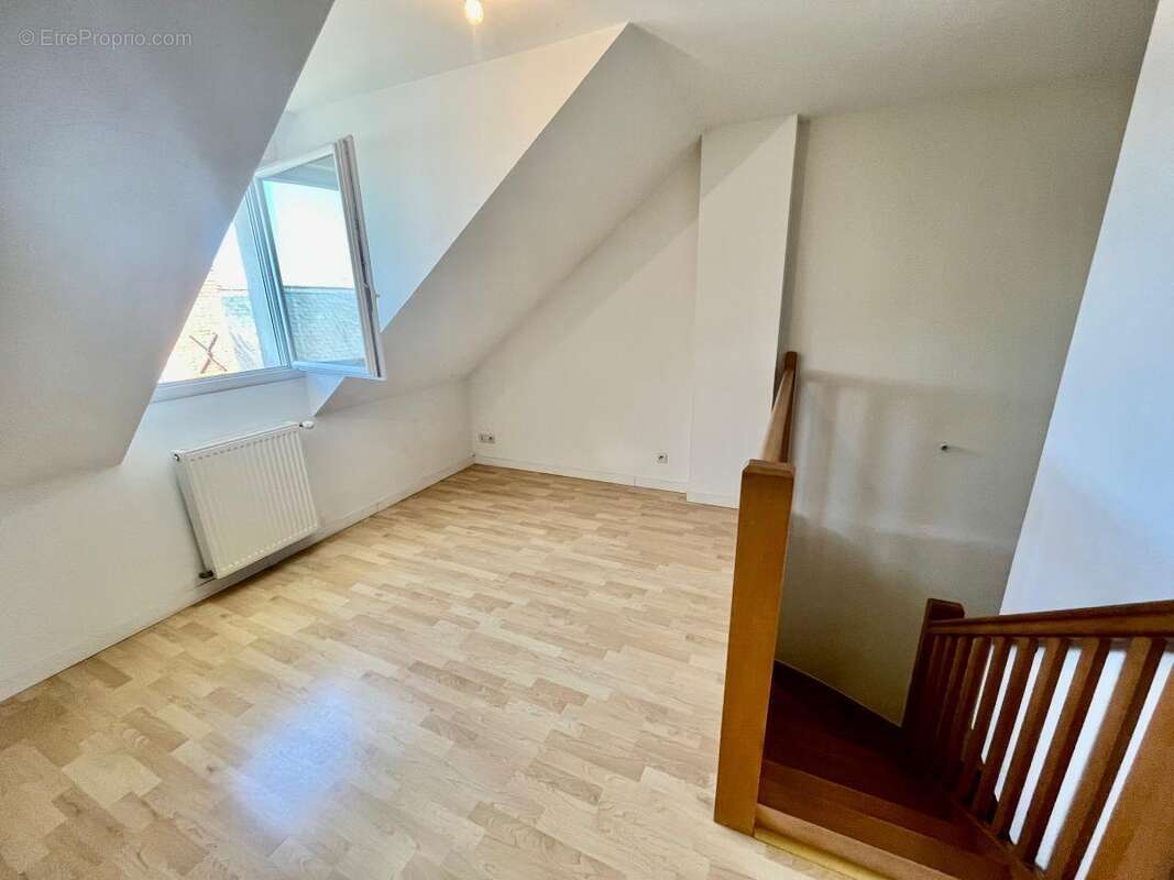   - Maison à LES PONTS-DE-CE