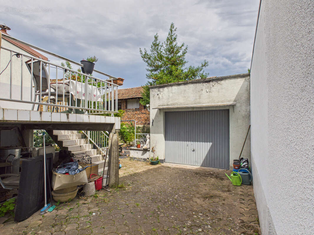 Maison de ville à rafraîchir avec jardin, cave et garage - photo 15