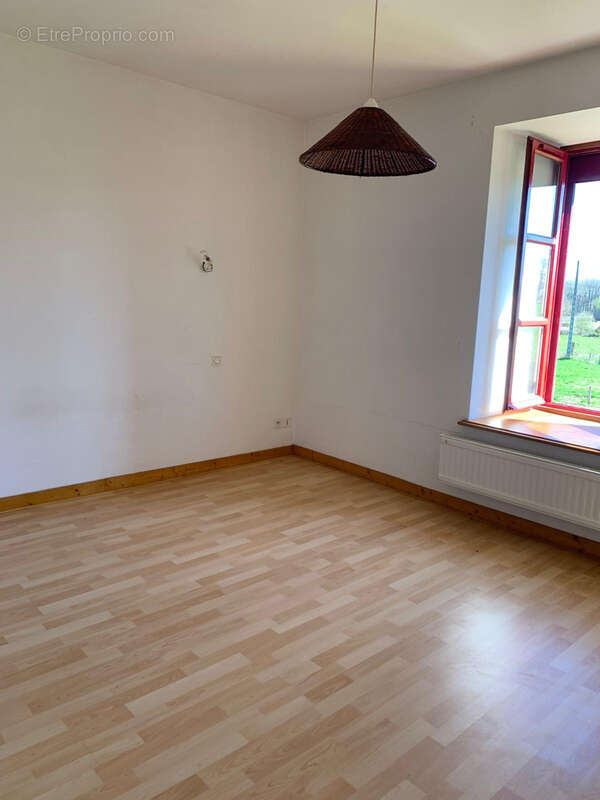 Maison à AMBRIERES-LES-VALLEES